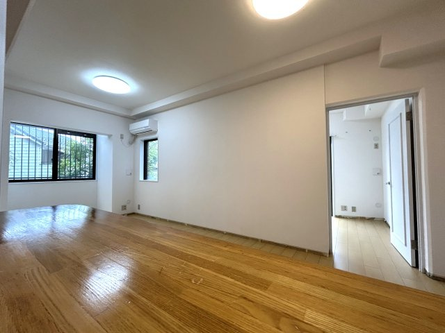 駅徒歩12分で、新耐震で、3LDKで、リフォームされてて、この価格！？いいんですか～いいんですか～こんなに良い物件でいいんですか～♪な【リフォーム／NICアーバンハイム保土ヶ谷】の洋室|広々とした洋室です