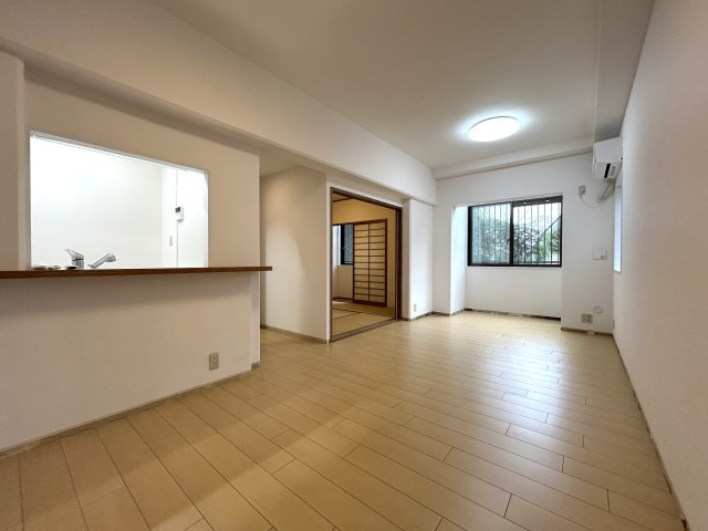 駅徒歩12分で、新耐震で、3LDKで、リフォームされてて、この価格！？いいんですか～いいんですか～こんなに良い物件でいいんですか～♪な【リフォーム／NICアーバンハイム保土ヶ谷】の居間・リビング|おしゃれな居間です
