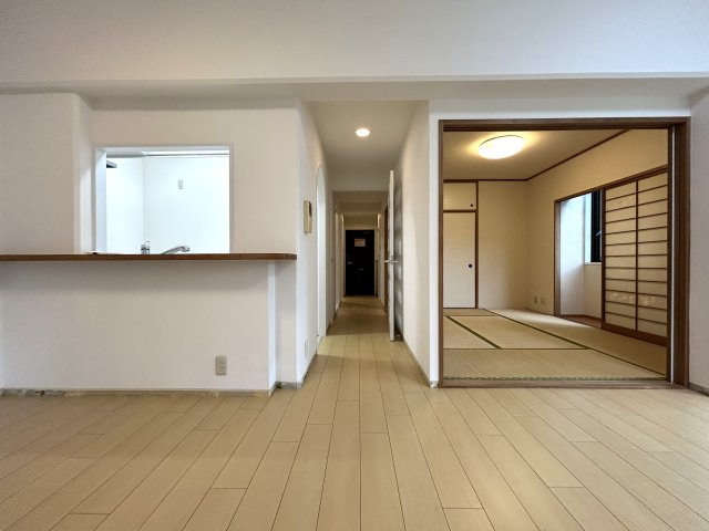 地に足を付けた生活もワルクナイ。やっぱり１階って何気に便利です。エレベーター待ちが無いから、トイレに行きたい時なんかは速攻で帰れますよ？【ＮＩＣアーバンハイム保土ヶ谷】リフォームの居間・リビング|こちらの居間で趣味の時間をお楽しみください