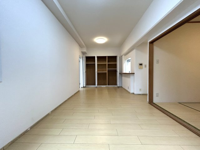 駅徒歩12分で、新耐震で、3LDKで、リフォームされてて、この価格！？いいんですか～いいんですか～こんなに良い物件でいいんですか～♪な【リフォーム／NICアーバンハイム保土ヶ谷】の居間・リビング|居間です