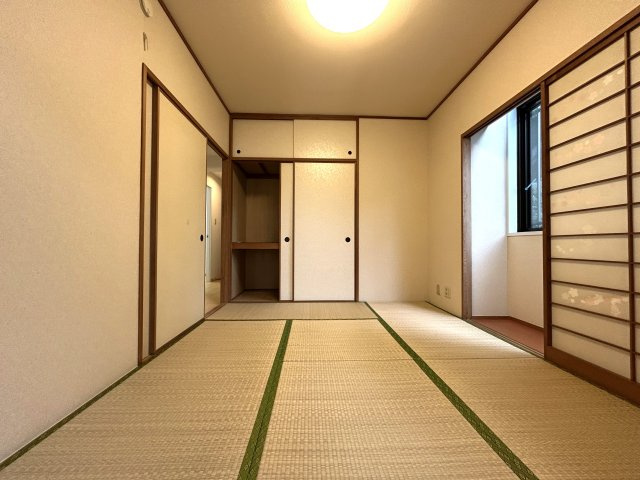 駅徒歩12分で、新耐震で、3LDKで、リフォームされてて、この価格！？いいんですか～いいんですか～こんなに良い物件でいいんですか～♪な【リフォーム／NICアーバンハイム保土ヶ谷】の和室|柔らかい畳が心地よい和室