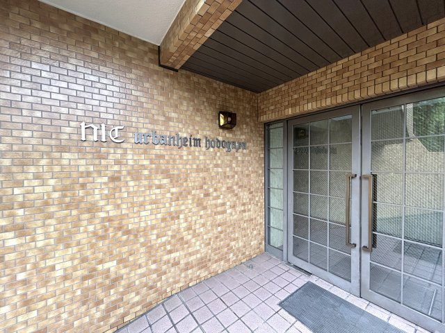 駅徒歩12分で、新耐震で、3LDKで、リフォームされてて、この価格！？いいんですか～いいんですか～こんなに良い物件でいいんですか～♪な【リフォーム／NICアーバンハイム保土ヶ谷】の玄関|きれいな玄関です
