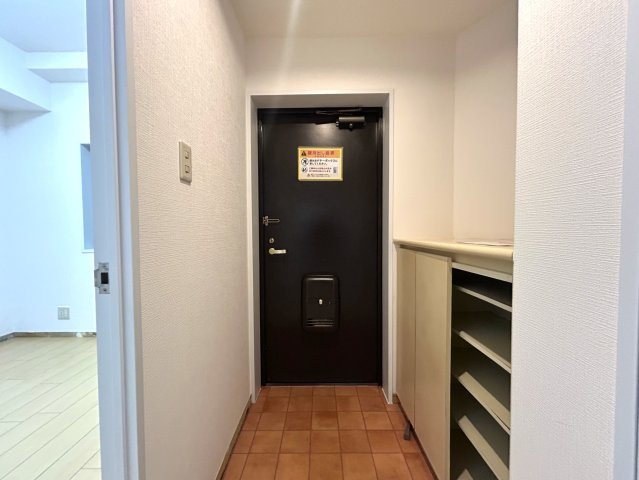 駅徒歩12分で、新耐震で、3LDKで、リフォームされてて、この価格！？いいんですか～いいんですか～こんなに良い物件でいいんですか～♪な【リフォーム／NICアーバンハイム保土ヶ谷】の玄関|落ち着いた玄関です