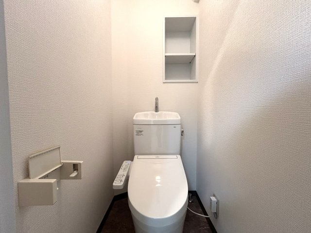 地に足を付けた生活もワルクナイ。やっぱり１階って何気に便利です。エレベーター待ちが無いから、トイレに行きたい時なんかは速攻で帰れますよ？【ＮＩＣアーバンハイム保土ヶ谷】リフォームのトイレ|トイレも気になるポイント