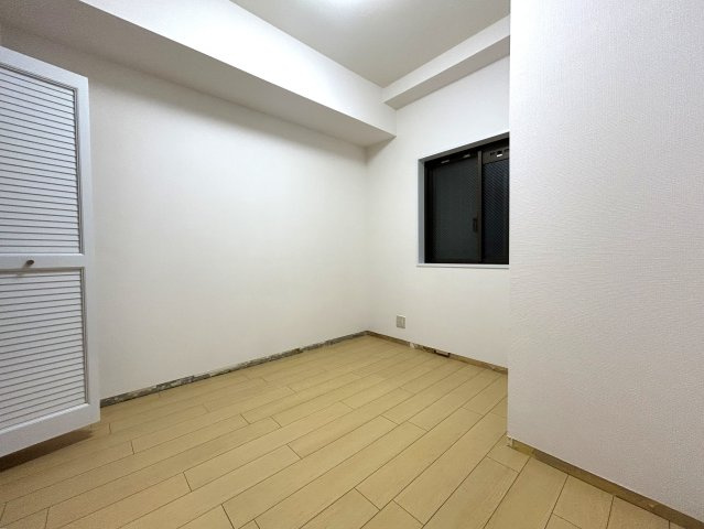 駅徒歩12分で、新耐震で、3LDKで、リフォームされてて、この価格！？いいんですか～いいんですか～こんなに良い物件でいいんですか～♪な【リフォーム／NICアーバンハイム保土ヶ谷】の洋室|使い勝手のいい洋室です