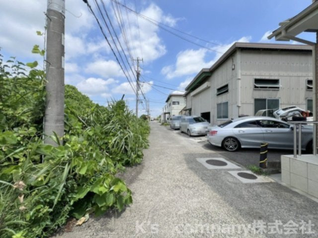 ■高座郡寒川町大曲4丁目　建築条件無し　売地の前面道路含む現地写真|緑豊かな住環境で、子育て世代のファミリーにもお勧めです◇