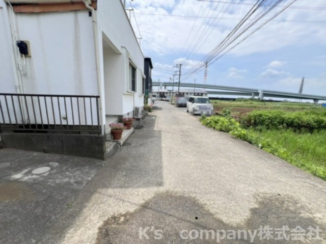 ■高座郡寒川町大曲4丁目　建築条件無し　売地の前面道路含む現地写真|前面道路は交通量が少なく静かです◇