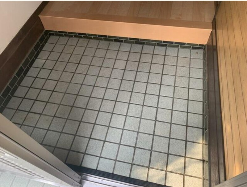 伊伝居戸建の玄関