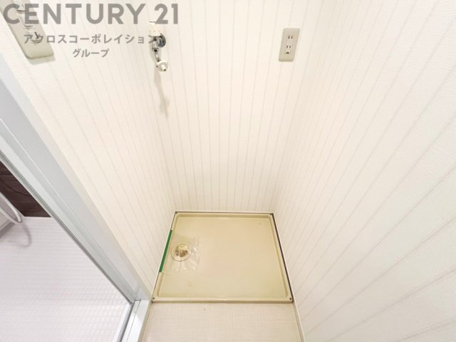 洗濯物の仕分け作業がしやすく、整理整頓が容易になります。洗濯音や湿気を他の部屋に持ち込まず、生活環境を快適に保ちます。上部を活用すれば収納スペースを確保でき洗剤や洗濯用品の整理もしやすくなります。