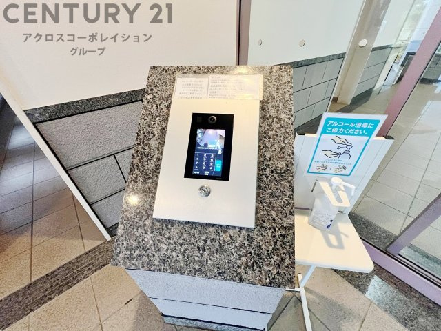オートロック式エントランスは他の住民や外部の人間が簡単に出入りできないため、個々の住戸が安全に保たれます。同時に、訪問者が来訪する場合にはインターホン等で確認することができ、不要な来客を遮断できます。