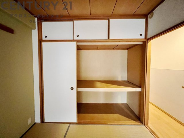 押入れは季節の衣類、寝具などを収納できます。伝統的な美しさと実用性が融合し、収納物を保護する調湿・換気効果があります。使い方によっては書類や小物なども効果的に整理でき空間を有効活用できます。