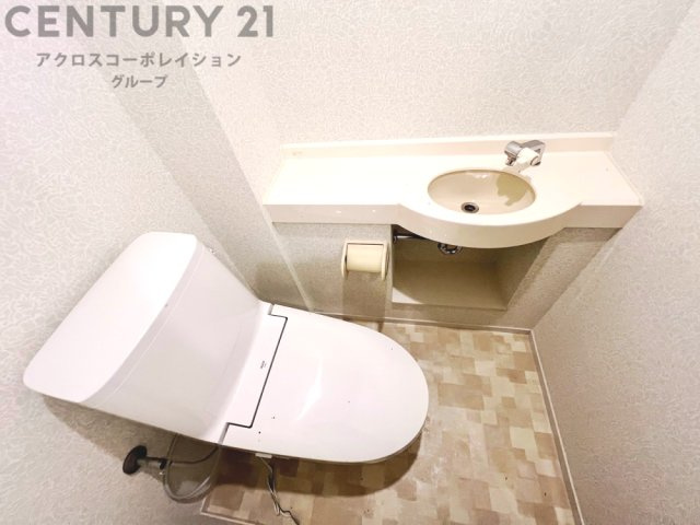 温水洗浄便座付トイレは温水洗浄機能により、暖かい水でおしりを洗浄することができ、冷たい水を使う従来の便座に比べ、温水洗浄機能で暖かいトイレを提供し、快適な使用を可能にします。