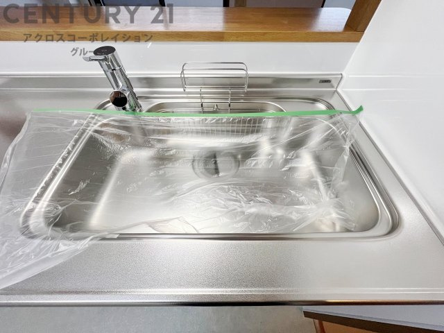 大きなシンクでお鍋などの大きな調理器具を洗う際にも便利です。