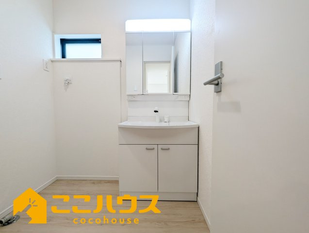 浦添市西原第6　クレイドルガーデン　新築戸建て　全2棟　2号棟の独立洗面台|独立洗面台は収納豊富な三面鏡