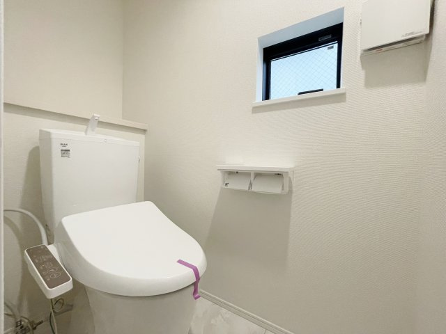 中野区鷺宮4丁目 限定1棟のトイレ|小窓を設けた明るく衛生的なトイレ
トイレは各階に設けているので忙しい朝にも便利です