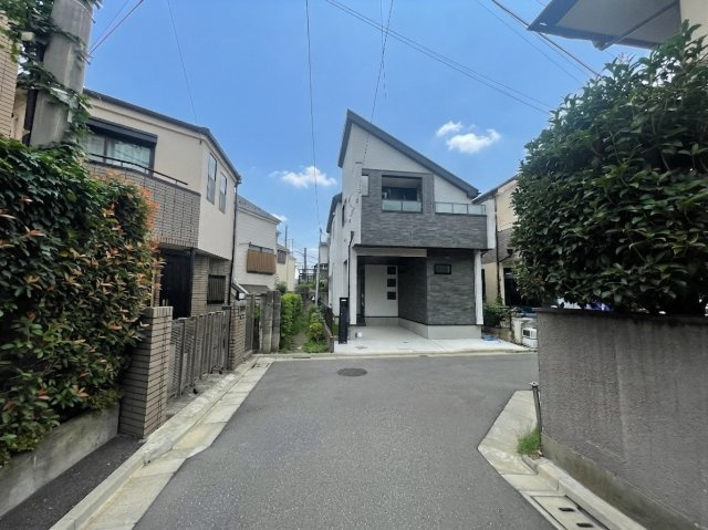 中野区鷺宮4丁目 限定1棟の前面道路含む現地写真|前面道路約4.0ｍ公道に面する整形地
前面道路はコーナーになっており、ミニバンサイズも車庫入れスムーズ♪
