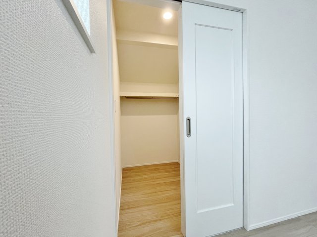 中野区鷺宮4丁目 限定1棟の収納|2階6帖洋室には便利なWICを設けてます