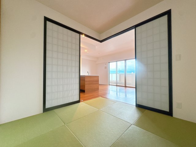【和室】 | トラスト前原中央ネクサージュⅡ☆仲介手数料無料☆ | リビング横の4畳和室は、客間や家族のくつろぎスペースなど幅広く活用できます。押し入れも備えており、来客用の布団や普段使わない寝具もしっかり収納できる便利な一室です。