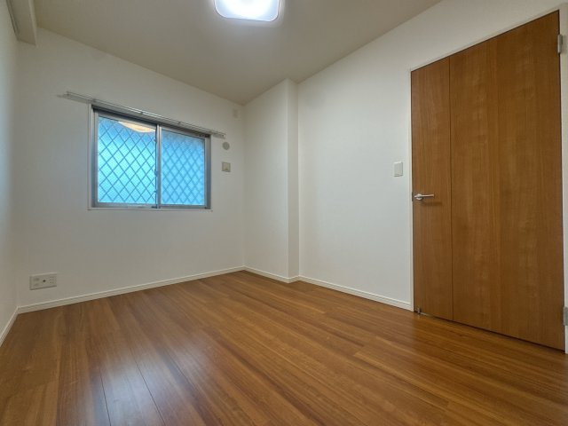 【洋室】 | トラスト前原中央ネクサージュⅡ☆仲介手数料無料☆ | 5畳洋室は、仕事部屋や書斎、子ども部屋、趣味の部屋など多用途に活用可能。自分だけの時間を過ごせる個室として、プライバシーもしっかり確保できます。