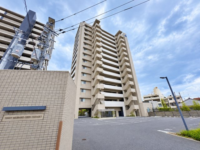 【外観】 | トラスト前原中央ネクサージュⅡ☆仲介手数料無料☆ | 敷地内に平面駐車場を完備し、車の出し入れもラクラク。毎日の通勤や買い物、休日のお出かけにも便利な、マイカー生活に嬉しいポイントです。