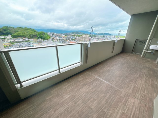 【バルコニー】 | トラスト前原中央ネクサージュⅡ☆仲介手数料無料☆ | ゆとりある南面ワイドバルコニーで、洗濯物もたっぷり干せる嬉しい空間。風通しも良く、洗濯物が乾かしやすいのが魅力です。スロップシンク付きでお手入れも快適です。