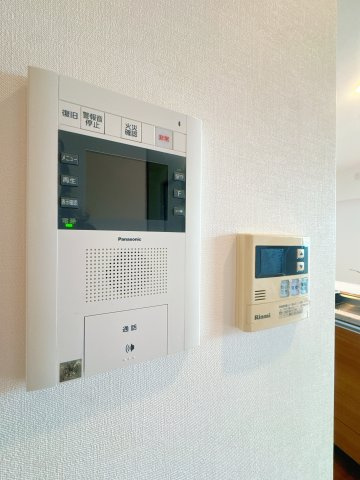 【防犯設備】 | トラスト前原中央ネクサージュⅡ☆仲介手数料無料☆ | テレビモニターで来訪者の顔を確認できる安心のインターホン。室内から訪問者を確認してから対応できるので、防犯面にも配慮された、毎日の暮らしに嬉しい設備です。