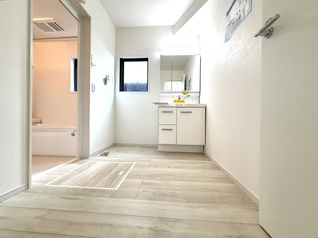 越谷市大泊１期１号棟FIT-ACE　新築戸建の脱衣所|着替えや洗濯がスムーズに行える広さを確保した脱衣所。快適な動線が魅力です。