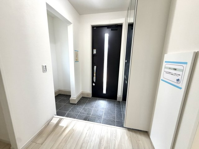 越谷市大泊１期１号棟FIT-ACE　新築戸建の玄関|上品で清潔感のある玄関スペース。ご家族やゲストを温かく迎え入れます。
