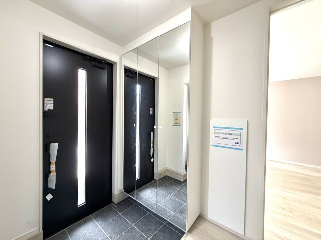 越谷市大泊１期１号棟FIT-ACE　新築戸建の玄関|姿見付きで身支度のチェックに便利。収納力豊富なシューズボックスを備えています。
