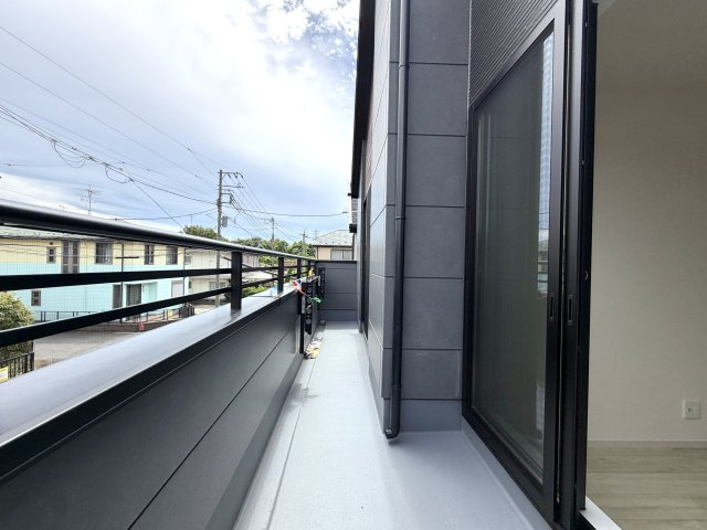 越谷市大泊１期１号棟FIT-ACE　新築戸建のバルコニー|爽やかな風が吹き抜けるバルコニー。観葉植物を置くスペースとしても活用できます。