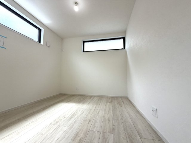 越谷市大泊１期１号棟FIT-ACE　新築戸建の洋室|家具の配置がしやすいレイアウトの洋室。お好みのインテリアを楽しめる空間です。