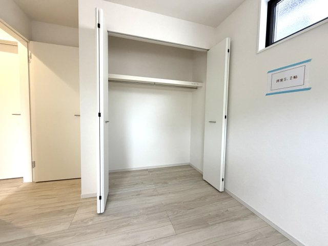 越谷市大泊１期１号棟FIT-ACE　新築戸建の収納|ロングコートやドレスもシワにならず綺麗に掛けられる高さを確保した収納スペースを備えています。