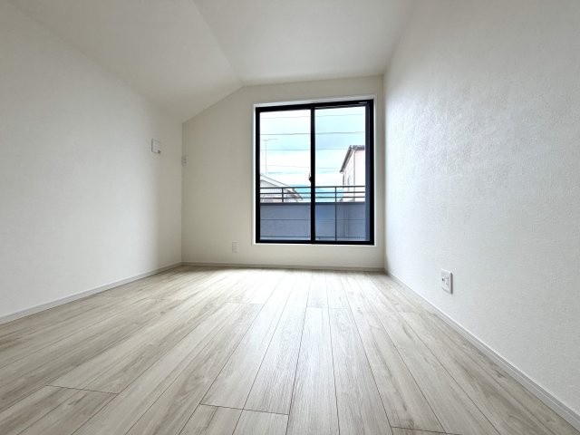 越谷市大泊１期１号棟FIT-ACE　新築戸建の洋室|主寝室としてゆったり使える十分な広さを確保。大型のベッドを置いても圧迫感なく寛げる空間です。