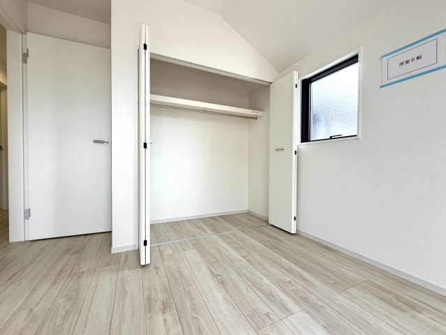 越谷市大泊１期１号棟FIT-ACE　新築戸建の収納|扉を開けてもスペースを取らない引き戸仕様の収納。家具の配置に干渉せず部屋を有効活用できます。