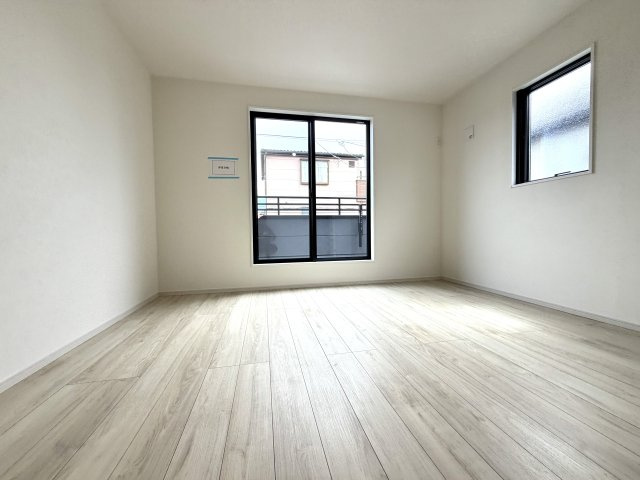 越谷市大泊１期１号棟FIT-ACE　新築戸建の洋室|天井が高く開放感あふれる洋室スペース。実際の面積以上の広がりを感じられる気持ちの良いお部屋です。