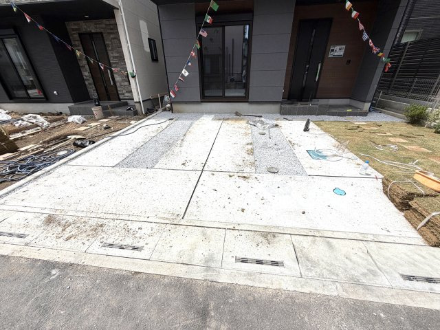 越谷市大泊１期１号棟FIT-ACE　新築戸建の駐車場|並列で2台分の車を停められる広い駐車スペース。ご夫婦での複数台所有や来客時にも大変便利です。