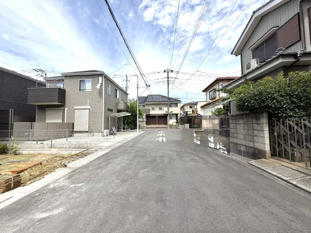 越谷市大泊１期１号棟FIT-ACE　新築戸建の前面道路含む現地写真|前面道路は交通量が少なく静かな環境。お子様やペットの移動も安心です。
