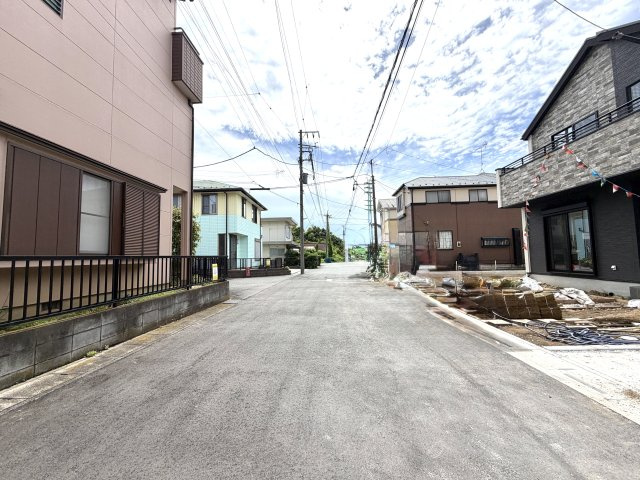 越谷市大泊１期１号棟FIT-ACE　新築戸建の前面道路含む現地写真|見通しが良く整備された前面道路。周辺は落ち着いた住宅街が広がっています。