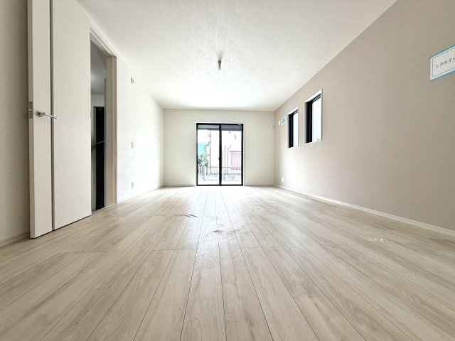 越谷市大泊１期１号棟FIT-ACE　新築戸建の居間・リビング|開放感あふれる心地よいリビング空間。家族との会話が自然と弾む住まいの中心です。