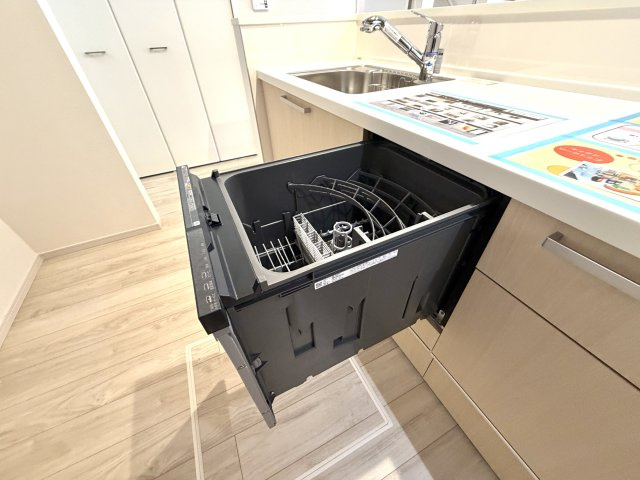 越谷市大泊１期１号棟FIT-ACE　新築戸建のキッチン|ビルトイン食洗器付きのキッチンです。洗い物の時間を短縮し、家族との時間を増やせます。