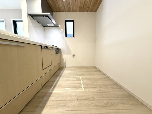 越谷市大泊１期１号棟FIT-ACE　新築戸建のキッチン|冷蔵庫やカップボードをすっきり配置できる、ゆとりのあるキッチンスペースです。