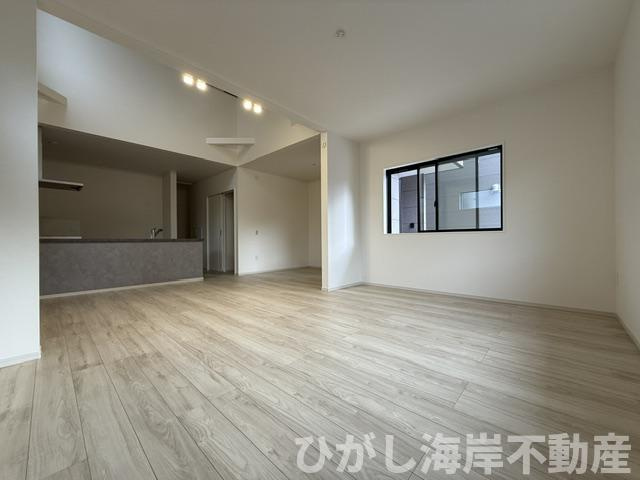 平塚市達上ケ丘　新築戸建の居間・リビング|26.1帖　吹抜付LDK