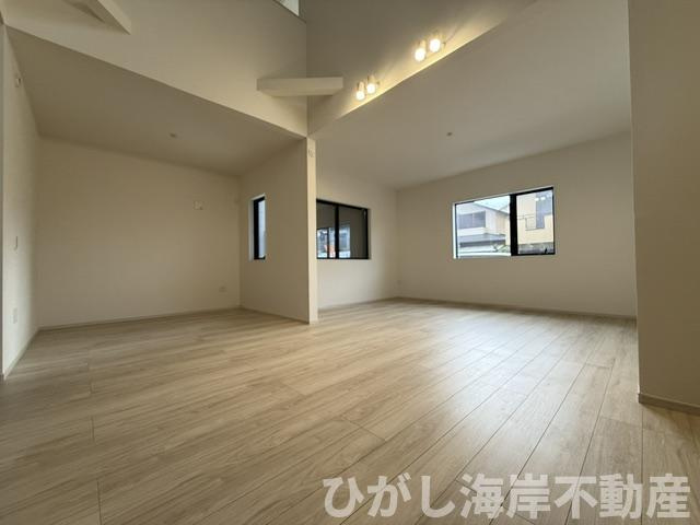 平塚市達上ケ丘　新築戸建の居間・リビング|26.1帖　吹抜付LDK