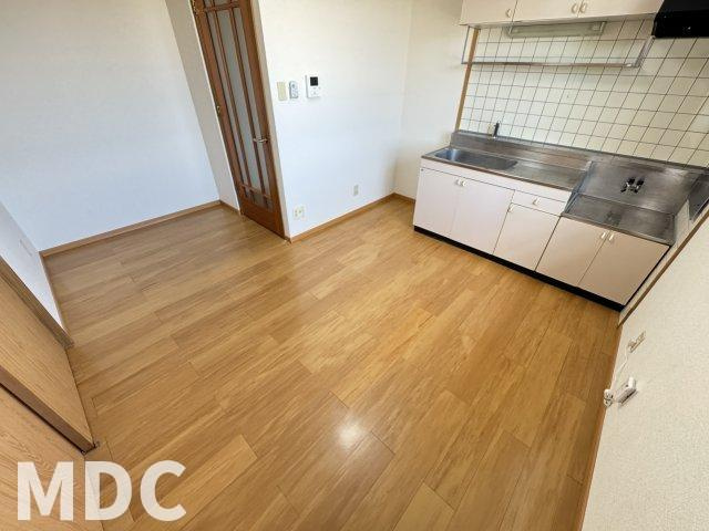 板野郡藍住町東中富字権現傍示のアパートの居間・リビング