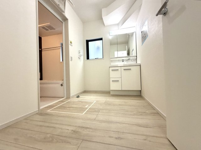 越谷市大泊１期2号棟FIT-ACE　新築戸建の脱衣所|家事動線が考慮された使いやすい脱衣所。脱衣から洗濯までの流れがスムーズです。