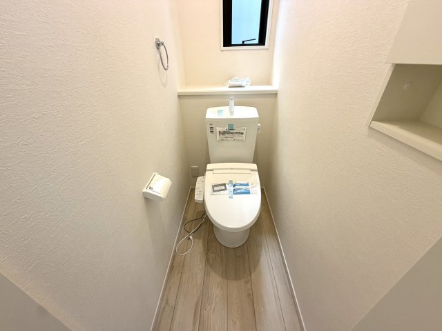 越谷市大泊１期2号棟FIT-ACE　新築戸建のトイレ|節水型で手入れが楽な先進のトイレ。手洗い場付きで機能性にも優れています。