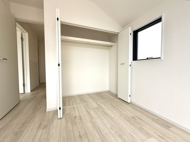 越谷市大泊１期2号棟FIT-ACE　新築戸建の収納|室内をすっきり見せる大容量クローゼット。荷物が増えても安心して収納できます。