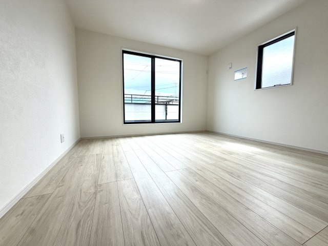 越谷市大泊１期2号棟FIT-ACE　新築戸建の洋室|主寝室としてゆったり使える十分な広さを確保。大型のベッドを置いても圧迫感なく寛げる空間です。