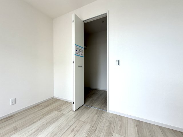 越谷市大泊１期2号棟FIT-ACE　新築戸建の収納|ロングコートやドレスもシワにならず綺麗に掛けられる高さを確保した収納スペースを備えています。