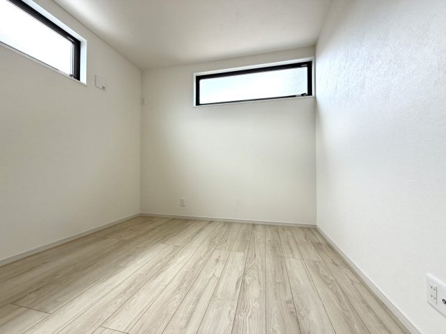 越谷市大泊１期2号棟FIT-ACE　新築戸建の洋室|シンプルで使いやすいデザインの洋室。窓からの風通しも良く爽やかに過ごせます。